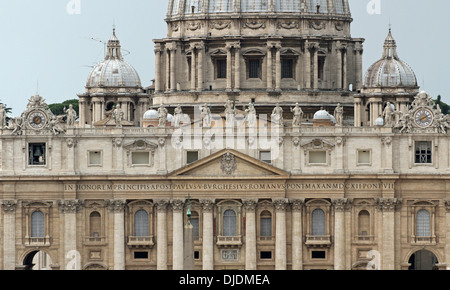Detail der Statue am Eingang der Basilika St. Peter im Vatikan Stockfoto