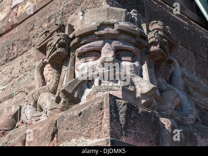 Knurrenden Sandstein Kopfmaske und Schlangen, Detail auf Kyffhaeuser Denkmal, Thüringen, Deutschland Stockfoto