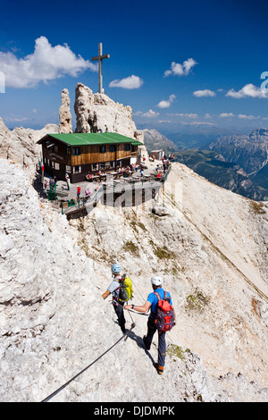 Berghütte Rifugio Lorenzi, route entlang der Via Ferrata Marino Bianchi Klettern absteigender Bergsteiger von Cristallo di Stockfoto