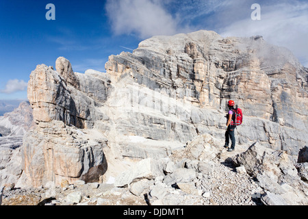 Bergsteiger auf Punta Anna Berg beim Aufstieg Tofana di Mezzo Berg entlang der Via Ferrata Giuseppe di Olivieri Stockfoto