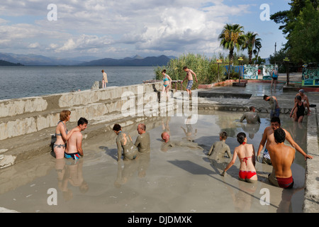 Menschen, die ein Schlammbad, Sultaniye Thermen am See Köyceğiz oder Köyceğiz Gölü in der Nähe von Dalyan, Provinz Muğla, Türkei Stockfoto