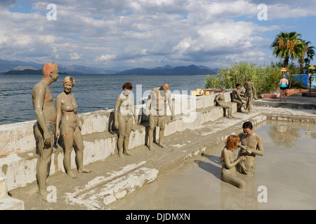 Menschen, die ein Schlammbad, Sultaniye Thermen am See Köyceğiz oder Köyceğiz Gölü in der Nähe von Dalyan, Provinz Muğla, Türkei Stockfoto