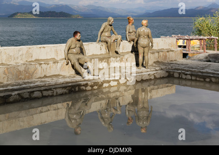 Menschen, die ein Schlammbad, Sultaniye Thermen am See Köyceğiz oder Köyceğiz Gölü in der Nähe von Dalyan, Provinz Muğla, Türkei Stockfoto