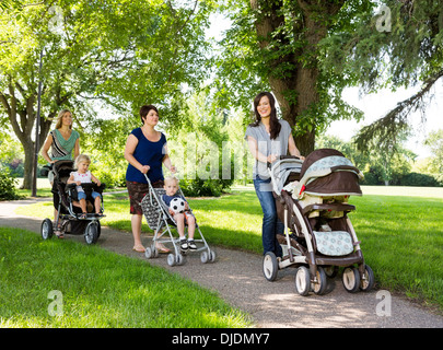 Mütter mit Kinderwagen im Park spazieren Stockfoto