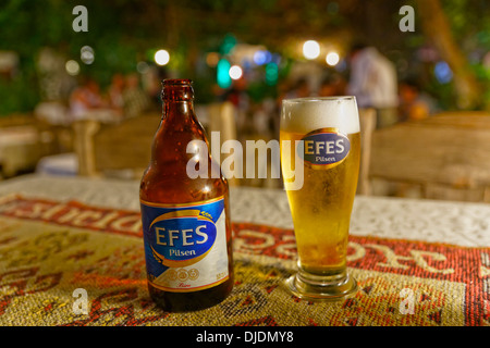 Efes Pilsen Flasche und Bier Bierglas, Dalyan, Provinz Muğla, türkische Riviera oder die türkische Riviera, Ägäis, Türkei Stockfoto