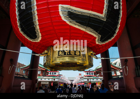 Riesige Laterne in der Sensō-Ji Tempel in Asakusa, Tokio, Japan Stockfoto