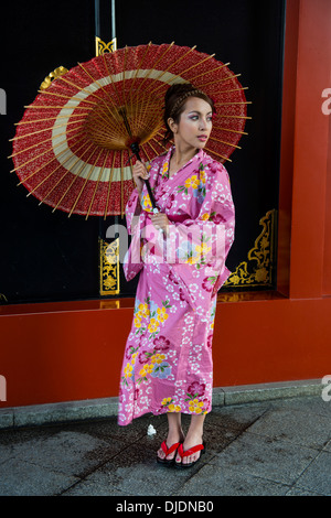 Junge Frau im Kimono und mit Öl-Papier-Regenschirm, Sensō-Ji Tempel in Asakusa, Tokio, Japan Stockfoto