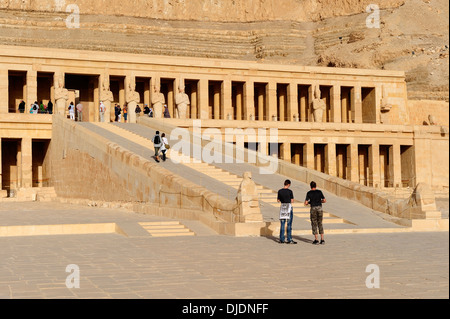 Leichenhalle Tempel der Königin Hatshepsut in Deir el-Bahri, Luxor, Ägypten Stockfoto