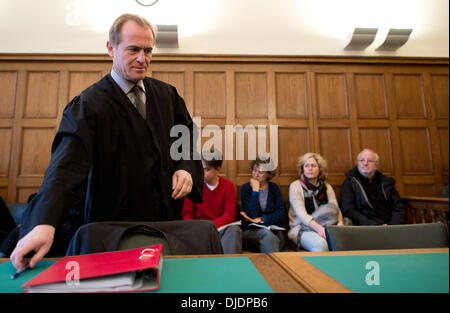 Berlin, Deutschland. 27. November 2013. Anwalt für "Widerstandsbewegung in Suedbrandenburg" (beleuchtet: Widerstand Bewegung Süd-Brandenburg) Wolfram Nahrath kommt in den im Gerichtssaal an die höhere Administrative Court Berlin-Brandenburg mit in Berlin, Deutschland, 27. November 2013. Das Gericht prüft die Rechtmäßigkeit des Verbots der Neonazi-Netzwerk von Brandenburgs Innenminister im Juni 2012. Foto: BERND VON JUTRCZENKA/Dpa/Alamy Live-Nachrichten Stockfoto