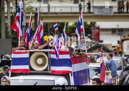 Bangkok, Thailand. 27. November 2013. Demonstranten fahren in einem Pickup-Truck des Finanzministeriums in Bangkok. Gibt es noch keine Spur von Polizei oder Mitarbeitern des Ministeriums und gab es keine Mühe, um die Demonstranten zu vertreiben. Anti-Regierungs-Demonstranten weiterhin das Finanzministerium in Bangkok zu besetzen.  © Jack Kurtz/ZUMAPRESS. Bildnachweis: ZUMA Press, Inc./Alamy Live-Nachrichten Stockfoto