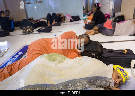Bangkok, Thailand. 27. November 2013. Anti-Regierungs-Demonstranten Campen in das Finanzministerium Gebäude in Bangkok. Gibt es noch keine Spur von Polizei oder Mitarbeitern des Ministeriums und gab es keine Mühe, um die Demonstranten zu vertreiben. Anti-Regierungs-Demonstranten weiterhin das Finanzministerium in Bangkok zu besetzen.  © Jack Kurtz/ZUMAPRESS. Bildnachweis: ZUMA Press, Inc./Alamy Live-Nachrichten Stockfoto