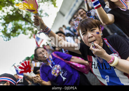 Bangkok, Thailand. 27. November 2013. Anti-Regierungs-Demonstranten feuern einen Opposition Lautsprecher in das Ministerium der Finanzen. Gibt es noch keine Spur von Polizei oder Mitarbeitern des Ministeriums und gab es keine Mühe, um die Demonstranten zu vertreiben. Anti-Regierungs-Demonstranten weiterhin das Finanzministerium in Bangkok zu besetzen.  © Jack Kurtz/ZUMAPRESS. Bildnachweis: ZUMA Press, Inc./Alamy Live-Nachrichten Stockfoto