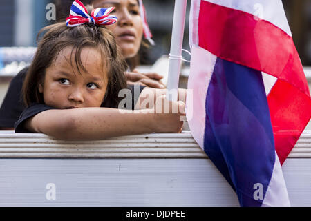 Bangkok, Thailand. 27. November 2013. Demonstranten fahren in einem Pickup-Truck des Finanzministeriums in Bangkok. Gibt es noch keine Spur von Polizei oder Mitarbeitern des Ministeriums und gab es keine Mühe, um die Demonstranten zu vertreiben. Anti-Regierungs-Demonstranten weiterhin das Finanzministerium in Bangkok zu besetzen.  © Jack Kurtz/ZUMAPRESS. Bildnachweis: ZUMA Press, Inc./Alamy Live-Nachrichten Stockfoto
