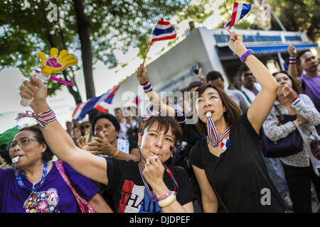 Bangkok, Thailand. 27. November 2013. Anti-Regierungs-Demonstranten feuern einen Opposition Lautsprecher in das Ministerium der Finanzen. Gibt es noch keine Spur von Polizei oder Mitarbeitern des Ministeriums und gab es keine Mühe, um die Demonstranten zu vertreiben. Anti-Regierungs-Demonstranten weiterhin das Finanzministerium in Bangkok zu besetzen.  © Jack Kurtz/ZUMAPRESS. Bildnachweis: ZUMA Press, Inc./Alamy Live-Nachrichten Stockfoto