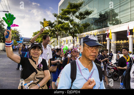Bangkok, Thailand. 27. November 2013. Anti-Regierungs-Demonstranten marschieren vorbei das Finanzministerium Gebäude in Bangkok. Gibt es noch keine Spur von Polizei oder Mitarbeitern des Ministeriums und gab es keine Mühe, um die Demonstranten zu vertreiben. Anti-Regierungs-Demonstranten weiterhin das Finanzministerium in Bangkok zu besetzen.  © Jack Kurtz/ZUMAPRESS. Bildnachweis: ZUMA Press, Inc./Alamy Live-Nachrichten Stockfoto