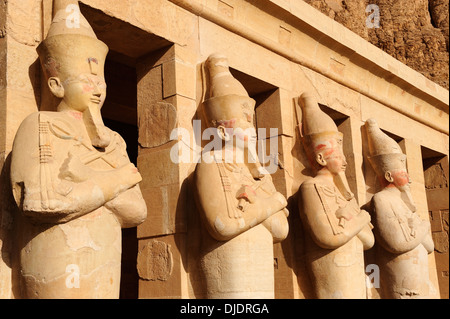 Osiride Kolossalstatuen der Königin - Leichenhalle Tempel der Königin Hatshepsut in Deir el-Bahri, Luxor, Ägypten Stockfoto