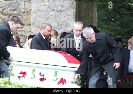 Verleihung der Beerdigung von Robin Gibb in seiner Heimat Thame Oxfordshire, England - 08.06.12 Stockfoto