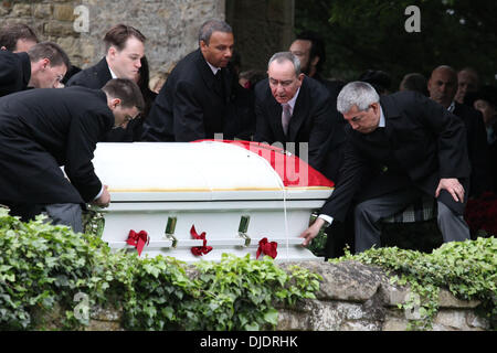 Verleihung der Beerdigung von Robin Gibb in seiner Heimat Thame Oxfordshire, England - 08.06.12 Stockfoto