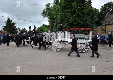 Prozession, die die Beerdigung von Robin Gibb in seiner Heimat Stadt Thame Oxfordshire, England - 08.06.12 statt Stockfoto