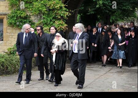 Barry Gibb, Dwina Gibb und Robin-John Gibb statt die Beerdigung von Robin Gibb in seiner Heimat Stadt Thame Oxfordshire, England - 08.06.12 Stockfoto