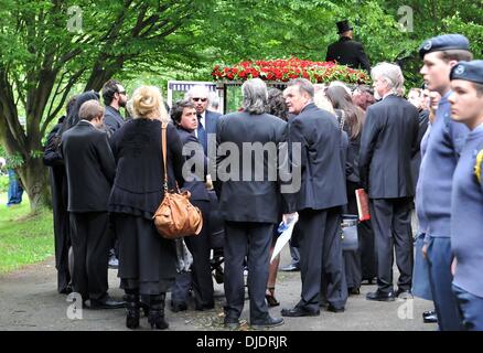 Barry Gibb hielt die Beerdigung von Robin Gibb in seiner Heimat Thame Oxfordshire, England - 08.06.12 Stockfoto