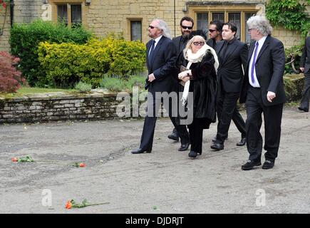 Barry Gibb, Dwina Gibb und Robin-John Gibb statt die Beerdigung von Robin Gibb in seiner Heimat Stadt Thame Oxfordshire, England - 08.06.12 Stockfoto