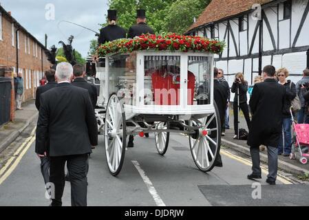 Prozession, die die Beerdigung von Robin Gibb in seiner Heimat Stadt Thame Oxfordshire, England - 08.06.12 statt Stockfoto