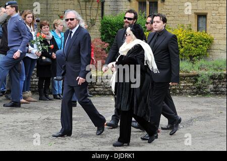 Barry Gibb, Dwina Gibb und Robin-John Gibb statt die Beerdigung von Robin Gibb in seiner Heimat Stadt Thame Oxfordshire, England - 08.06.12 Stockfoto