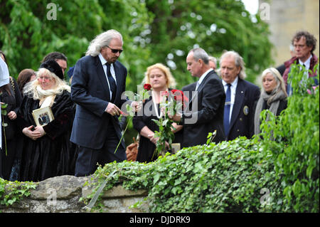 Dwina Gibb und Barry Gibb der Beerdigung von Robin Gibb hielt in seiner Heimat Thame Oxfordshire, England - 08.06.12 Stockfoto