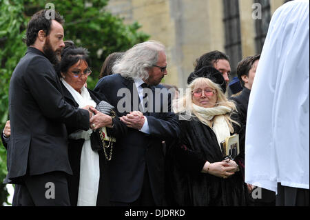 Stevie Gibb, Linda Ann Gray, Barry Gibb und Dwina Gibb der Beerdigung von Robin Gibb hielt in seiner Heimat Thame Oxfordshire, England - 08.06.12 Stockfoto