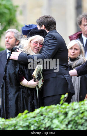 Dwina Gibb und Robin-John Gibb statt die Beerdigung von Robin Gibb in seiner Heimat Stadt Thame Oxfordshire, England - 08.06.12 Stockfoto