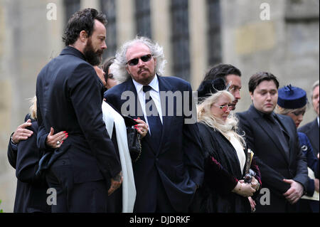 Stevie Gibb, Linda Ann Gray, Barry Gibb, Dwina Gibb und Robin-John Gibb hielt die Beerdigung von Robin Gibb in seiner Heimat Stadt Thame Oxfordshire, England - 08.06.12 Stockfoto