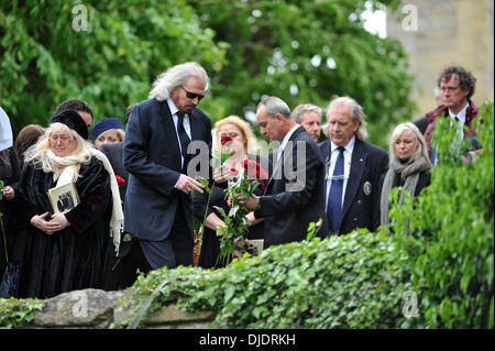 Dwina Gibb und Barry Gibb der Beerdigung von Robin Gibb hielt in seiner Heimat Thame Oxfordshire, England - 08.06.12 Stockfoto