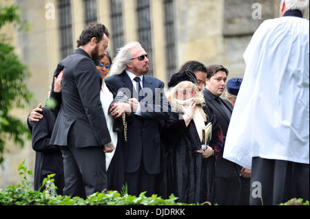 Stevie Gibb, Linda Ann Gray, Barry Gibb, Dwina Gibb und Robin-John Gibb hielt die Beerdigung von Robin Gibb in seiner Heimat Stadt Thame Oxfordshire, England - 08.06.12 Stockfoto