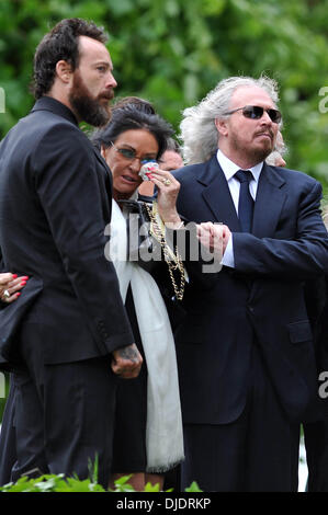 Stevie Gibb, Linda Ann Gray, Barry Gibb und Dwina Gibb der Beerdigung von Robin Gibb hielt in seiner Heimat Thame Oxfordshire, England - 08.06.12 Stockfoto