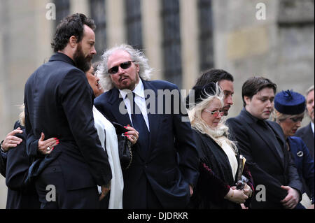 Stevie Gibb, Linda Ann Gray, Barry Gibb, Dwina Gibb und Robin-John Gibb hielt die Beerdigung von Robin Gibb in seiner Heimat Stadt Thame Oxfordshire, England - 08.06.12 Stockfoto