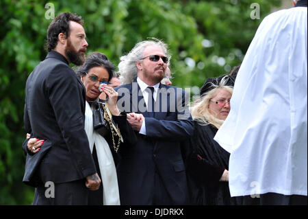 Stevie Gibb, Linda Ann Gray, Barry Gibb und Dwina Gibb der Beerdigung von Robin Gibb hielt in seiner Heimat Thame Oxfordshire, England - 08.06.12 Stockfoto