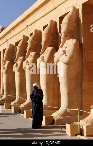 Osiride Kolossalstatuen der Königin - Leichenhalle Tempel der Königin Hatshepsut in Deir el-Bahri, Luxor, Ägypten Stockfoto