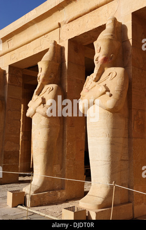 Osiride Kolossalstatuen der Königin - Leichenhalle Tempel der Königin Hatshepsut in Deir el-Bahri, Luxor, Ägypten Stockfoto