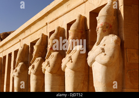 Osiride Kolossalstatuen der Königin - Leichenhalle Tempel der Königin Hatshepsut in Deir el-Bahri, Luxor, Ägypten Stockfoto