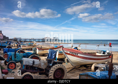 Alte Traktoren erhalten Sie eine zweite Karriere als Fischerboot Startsymbole auf Cromer Beach, Norfolk, England Stockfoto