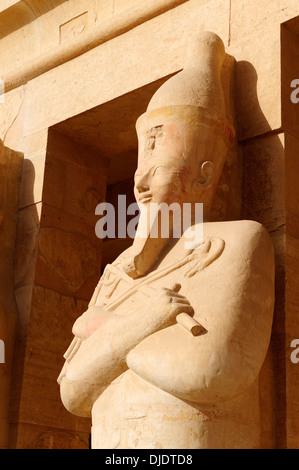 Osiride Kolossalstatue der Königin - Leichenhalle Tempel der Königin Hatshepsut in Deir el-Bahri, Luxor, Ägypten Stockfoto