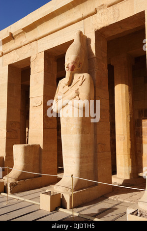 Osiride Kolossalstatue der Königin - Leichenhalle Tempel der Königin Hatshepsut in Deir el-Bahri, Luxor, Ägypten Stockfoto