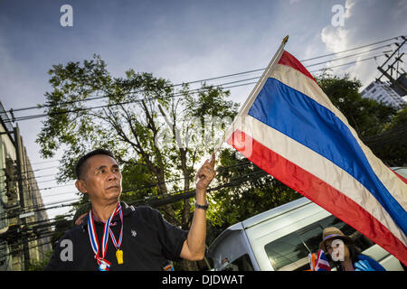 Bangkok, Thailand. 27. November 2013. Demonstranten fahren in einem Pickup-Truck des Finanzministeriums in Bangkok. Gibt es noch keine Spur von Polizei oder Mitarbeitern des Ministeriums und gab es keine Mühe, um die Demonstranten zu vertreiben. Anti-Regierungs-Demonstranten weiterhin das Finanzministerium in Bangkok zu besetzen.  © Jack Kurtz/ZUMAPRESS. Bildnachweis: ZUMA Press, Inc./Alamy Live-Nachrichten Stockfoto