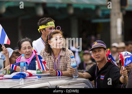 Bangkok, Thailand. 27. November 2013. Demonstranten fahren in einem Pickup-Truck des Finanzministeriums in Bangkok. Gibt es noch keine Spur von Polizei oder Mitarbeitern des Ministeriums und gab es keine Mühe, um die Demonstranten zu vertreiben. Anti-Regierungs-Demonstranten weiterhin das Finanzministerium in Bangkok zu besetzen.  © Jack Kurtz/ZUMAPRESS. Bildnachweis: ZUMA Press, Inc./Alamy Live-Nachrichten Stockfoto