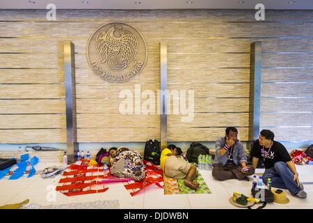 Bangkok, Thailand. 27. November 2013. Anti-Regierungs-Demonstranten Campen in das Finanzministerium Gebäude in Bangkok. Gibt es noch keine Spur von Polizei oder Mitarbeitern des Ministeriums und gab es keine Mühe, um die Demonstranten zu vertreiben. Anti-Regierungs-Demonstranten weiterhin das Finanzministerium in Bangkok zu besetzen.  © Jack Kurtz/ZUMAPRESS. Bildnachweis: ZUMA Press, Inc./Alamy Live-Nachrichten Stockfoto
