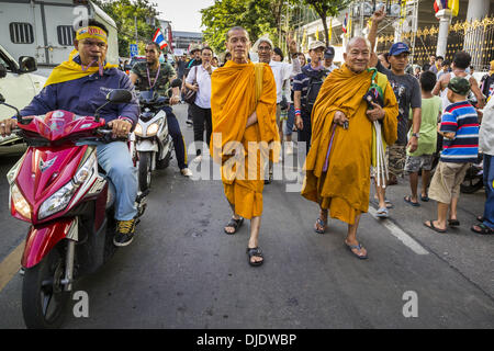 Bangkok, Thailand. 27. November 2013. Buddhistische Mönche führen eine Gruppe von Demonstranten in das Finanzministerium in Bangkok. Gibt es noch keine Spur von Polizei oder Mitarbeitern des Ministeriums und gab es keine Mühe, um die Demonstranten zu vertreiben. Anti-Regierungs-Demonstranten weiterhin das Finanzministerium in Bangkok zu besetzen.  © Jack Kurtz/ZUMAPRESS. Bildnachweis: ZUMA Press, Inc./Alamy Live-Nachrichten Stockfoto