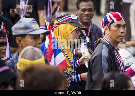 Bangkok, Thailand. 27. November 2013. Demonstranten gehen in das Finanzministerium in Bangkok. Gibt es noch keine Spur von Polizei oder Mitarbeitern des Ministeriums und gab es keine Mühe, um die Demonstranten zu vertreiben. Anti-Regierungs-Demonstranten weiterhin das Finanzministerium in Bangkok zu besetzen.  © Jack Kurtz/ZUMAPRESS. Bildnachweis: ZUMA Press, Inc./Alamy Live-Nachrichten Stockfoto