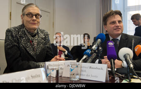 München, Deutschland. 27. November 2013. Bayerischer Staatsminister der Justiz Winfried Bausback (CSU) und der Führer des Ausschusses "Schwabinger Kunst Entdeckung", Ingeborg Berggreen-Merkel, sitzen während der Ausschuss für öffentliche Konferenz im Bayerischen Landtag in München, Deutschland, 27. November 2013. Zum ersten Mal die Kunstkommission befasst sich mit der Entdeckung der Kunstwerke in der Wohnung von Cornelius Gurlitt, den Sohn von einem Kunsthändler während des NS-Regimes, im Frühjahr 2012. Foto: Peter Kneffel/Dpa/Alamy Live News Stockfoto