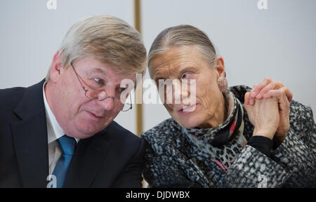 München, Deutschland. 27. November 2013. Münchner allgemeine Staatsanwalt Christoph Stroetz und Leiter des Ausschusses "Schwabinger Kunst Entdeckung", Ingeborg Berggreen-Merkel, reden miteinander während der Ausschuss für öffentliche Konferenz im Bayerischen Landtag in München, Deutschland, 27. November 2013. Zum ersten Mal die Kunstkommission befasst sich mit der Entdeckung der Kunstwerke in der Wohnung von Cornelius Gurlitt, den Sohn von einem Kunsthändler während des NS-Regimes, im Frühjahr 2012. Foto: Peter Kneffel/Dpa/Alamy Live News Stockfoto